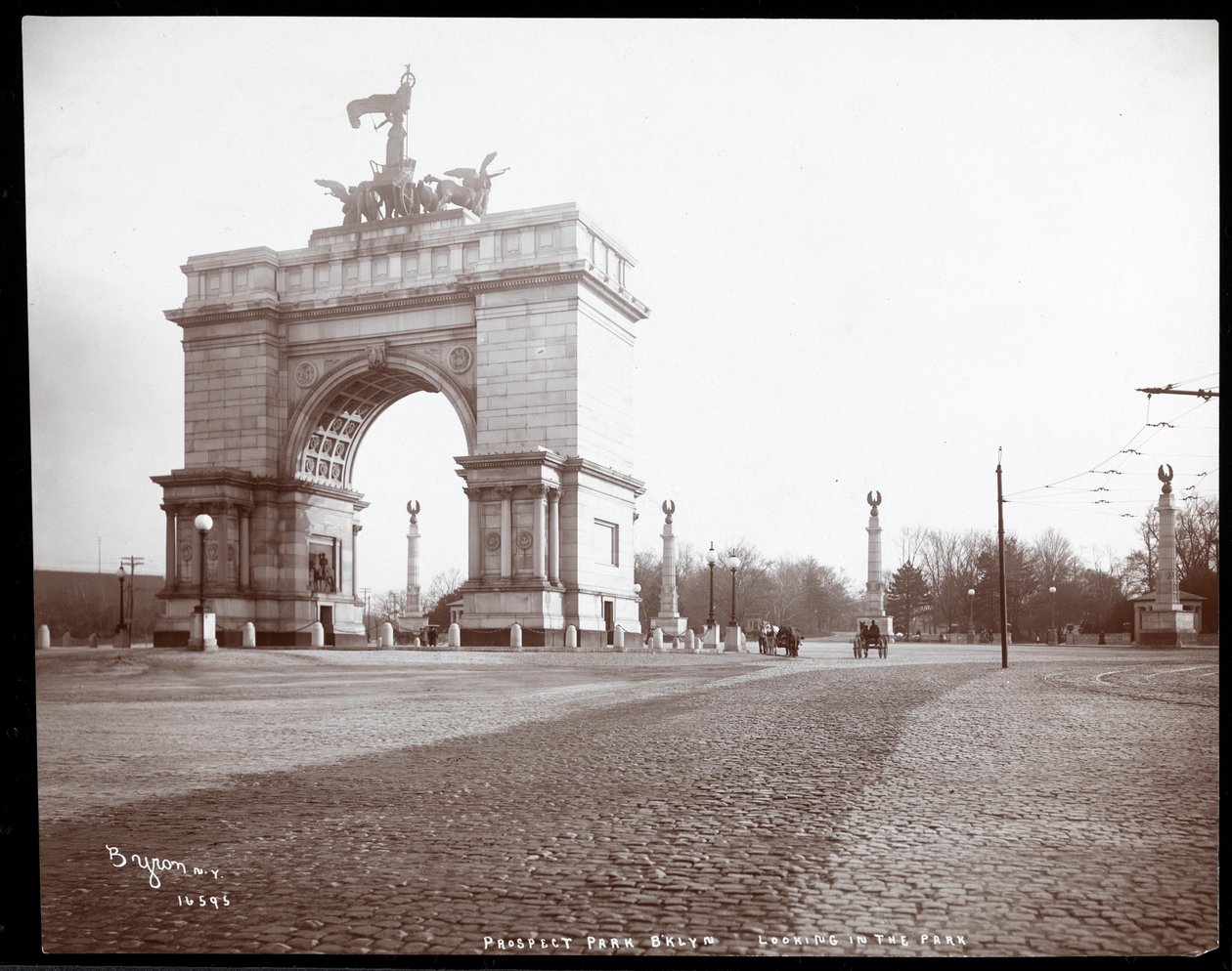 Kilátás egy lovas kocsira a Prospect Park bejáratánál, Brooklyn, 1903 (ezüst zselatin nyomat) alkotó: Byron Company