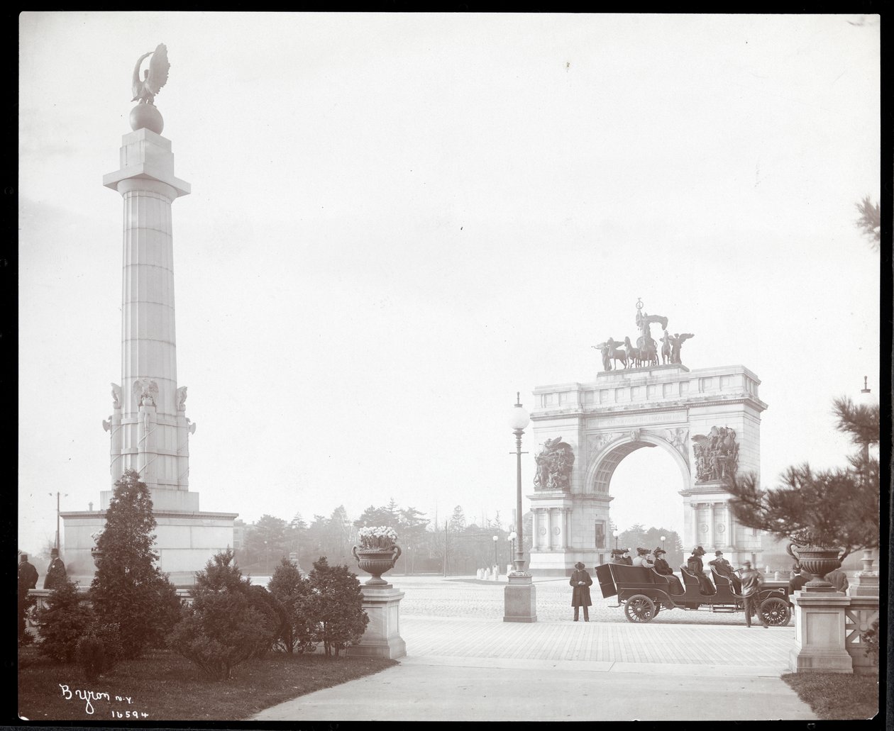 Kilátás egy lovas kocsira a Prospect Park bejáratánál, Brooklyn, 1903 (ezüst zselatin nyomat) alkotó: Byron Company