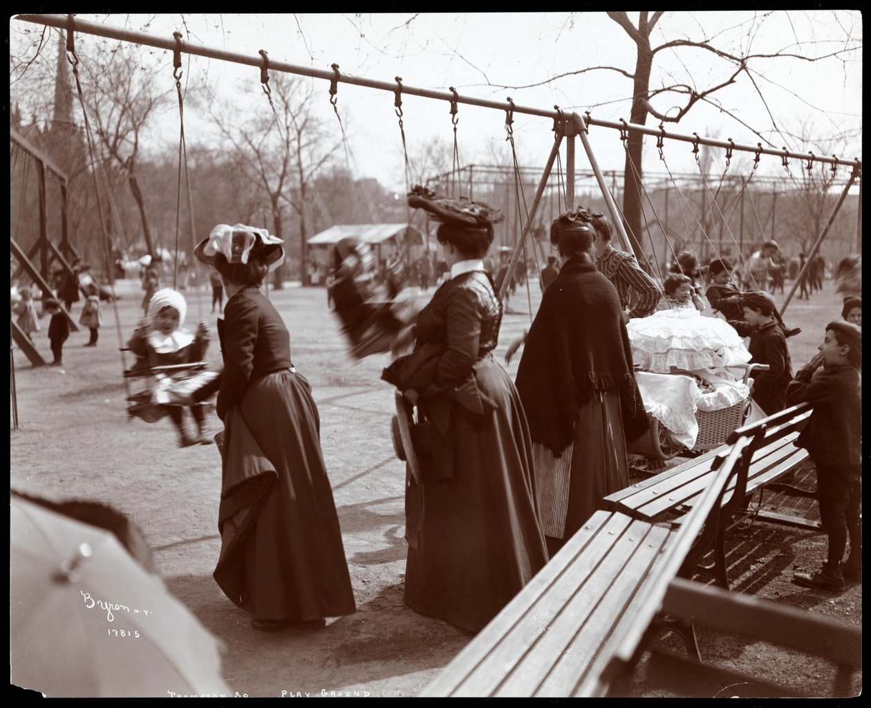 Egy nő képe, aki gyerekeket tol a hintákon a Tompkins Square Parkban, az Arbor Day-n, New York, 1904 (ezüst zselatin nyomat) alkotó: Byron Company