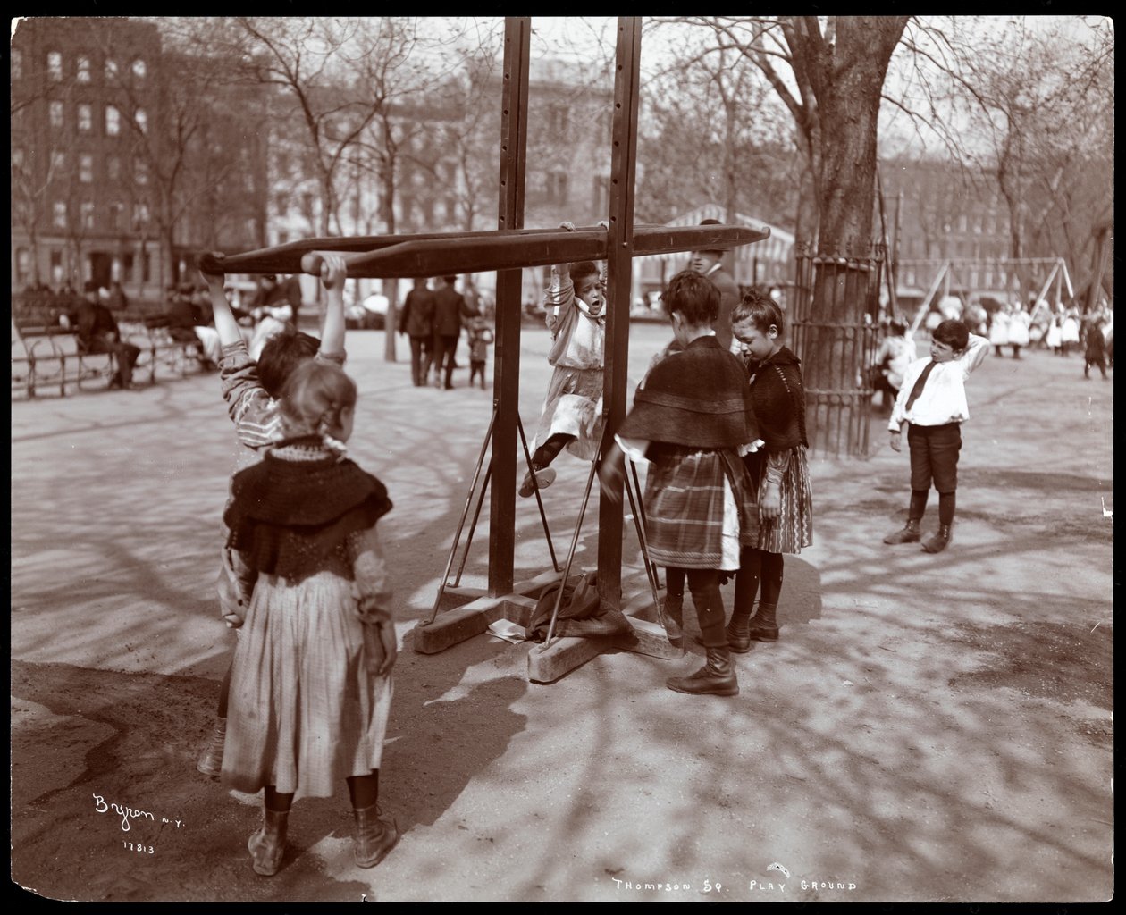 Kilátás a játszótéri felszereléseken játszó gyerekekről a Tompkins Square Parkban, az Arbor Day-n, New York, 1904 (ezüst zselatin nyomat) alkotó: Byron Company