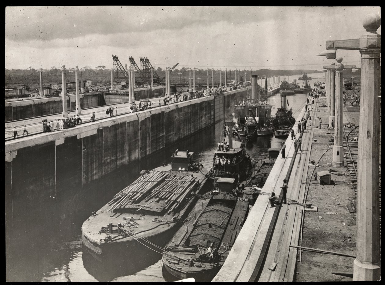 Kotróhajók és csónakok kilátása a Panama-csatorna egyik zsilipjénél az építkezés alatt, 1912 vagy 1913 (ezüst zselatin nyomat) alkotó: Byron Company