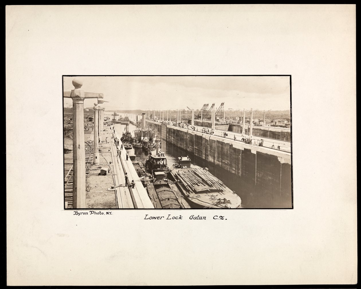 A Gatun-zsilipek látképe a Panama-csatornán, építés közben, 1912 vagy 1913 (ezüstzselatinos nyomat) alkotó: Byron Company