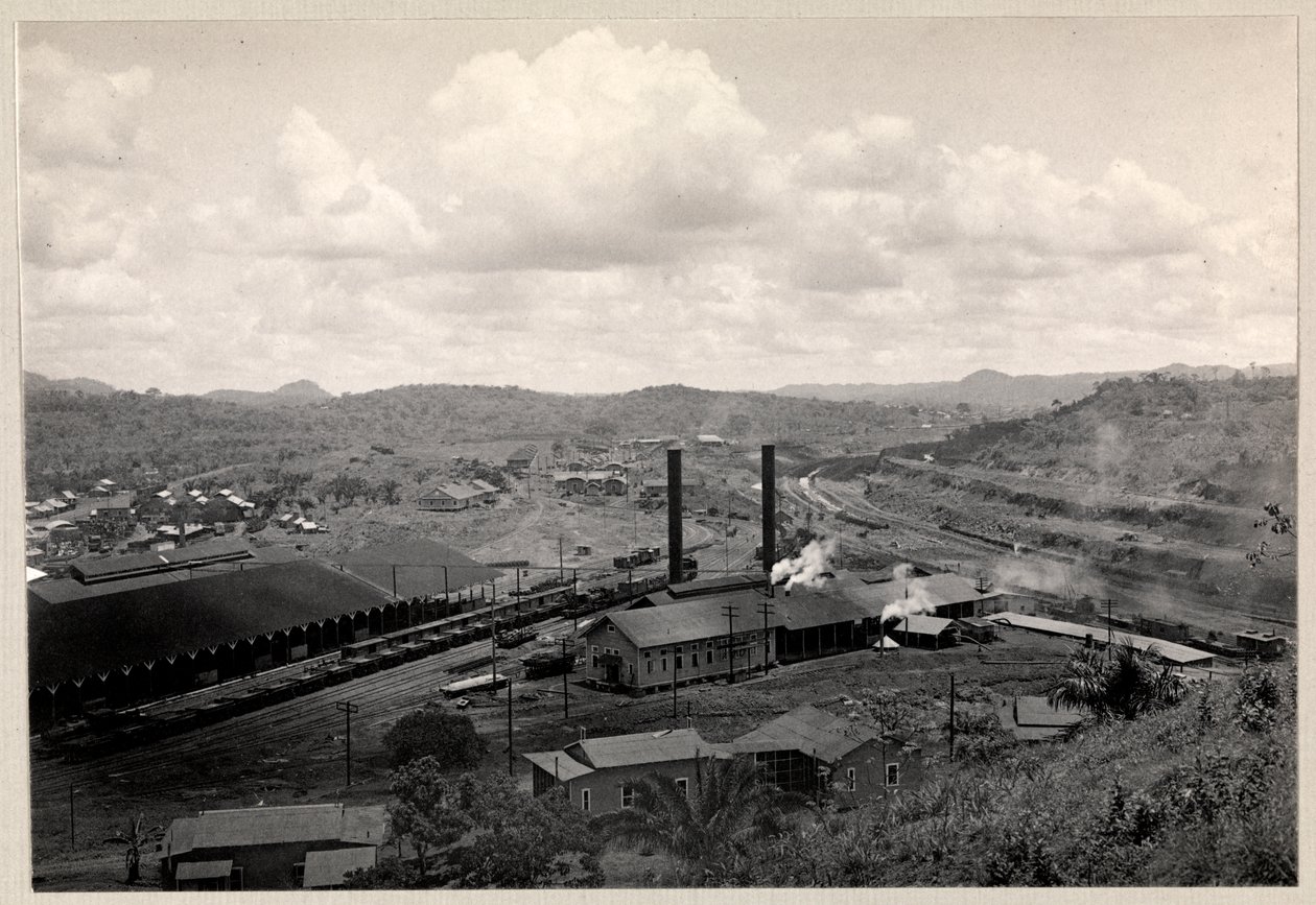A Panama-csatorna építése melletti vasúti pályaudvar és ipari épületek látképe, 1912 vagy 1913 (ezüstzselatinos nyomat) alkotó: Byron Company