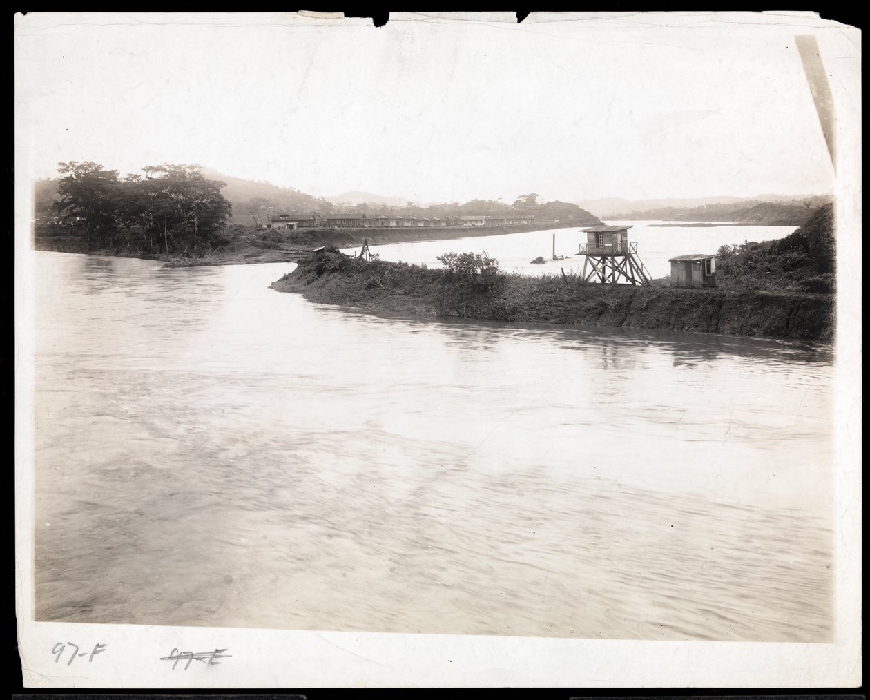 Vízi út kilátása a Panama-csatorna építésekor előregyártott munkásházakkal, 1912 vagy 1913 után (ezüst zselatin nyomat) alkotó: Byron Company