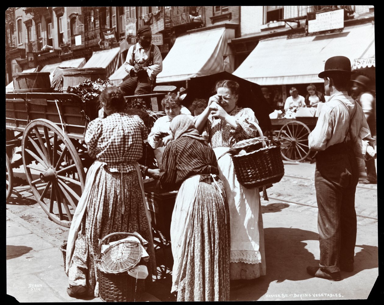 Zöldséget vásároló és tojást vizsgáló nők képe egy árustól a Hester Streeten, New York, 1898 (ezüst zselatin nyomat) alkotó: Byron Company