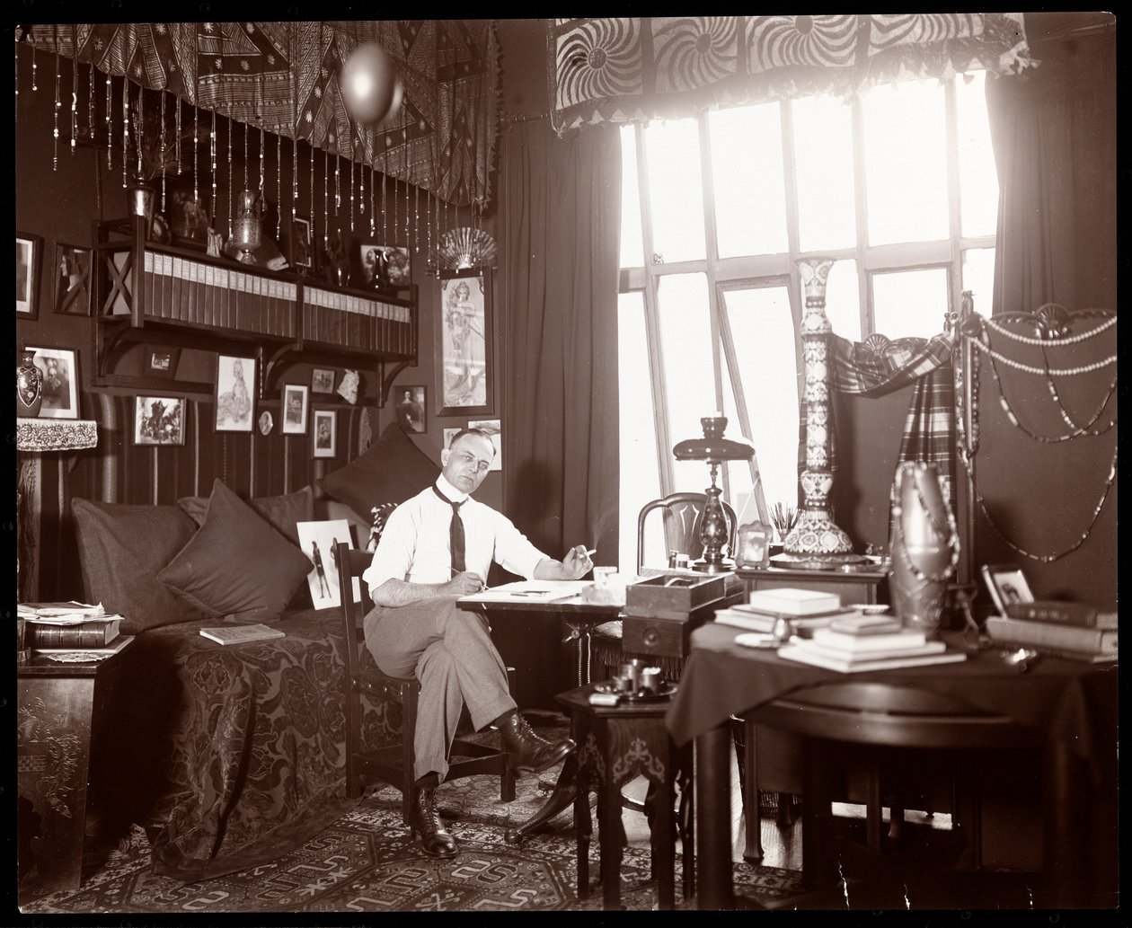 Will R. Barnes rajzol a műtermében, 1900 körül (ezüst zselatinos nyomat) alkotó: Byron Company