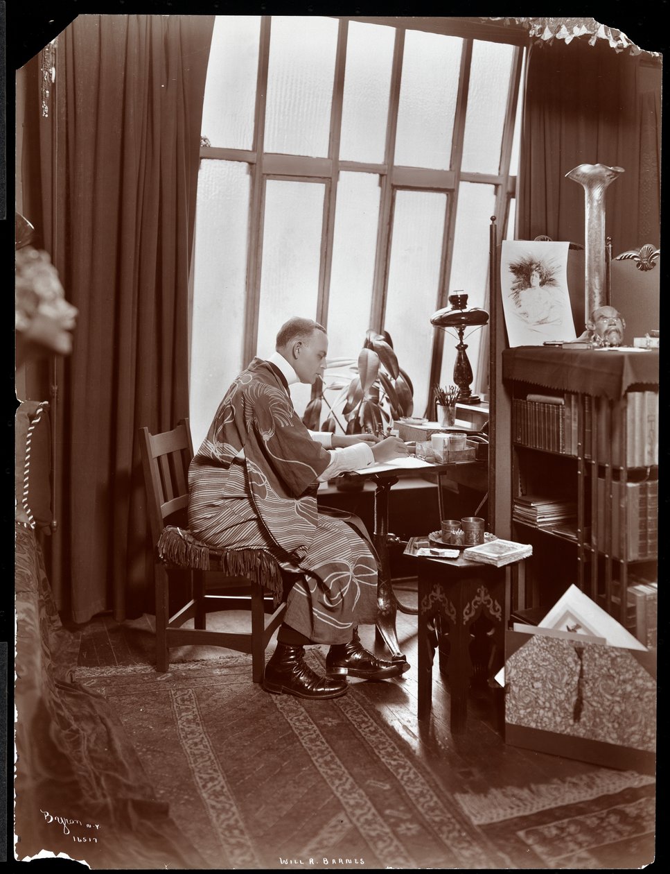 Will R. Barnes köntösben, íróasztalánál ül a stúdiójában, 1903 (ezüst zselatin nyomat) alkotó: Byron Company
