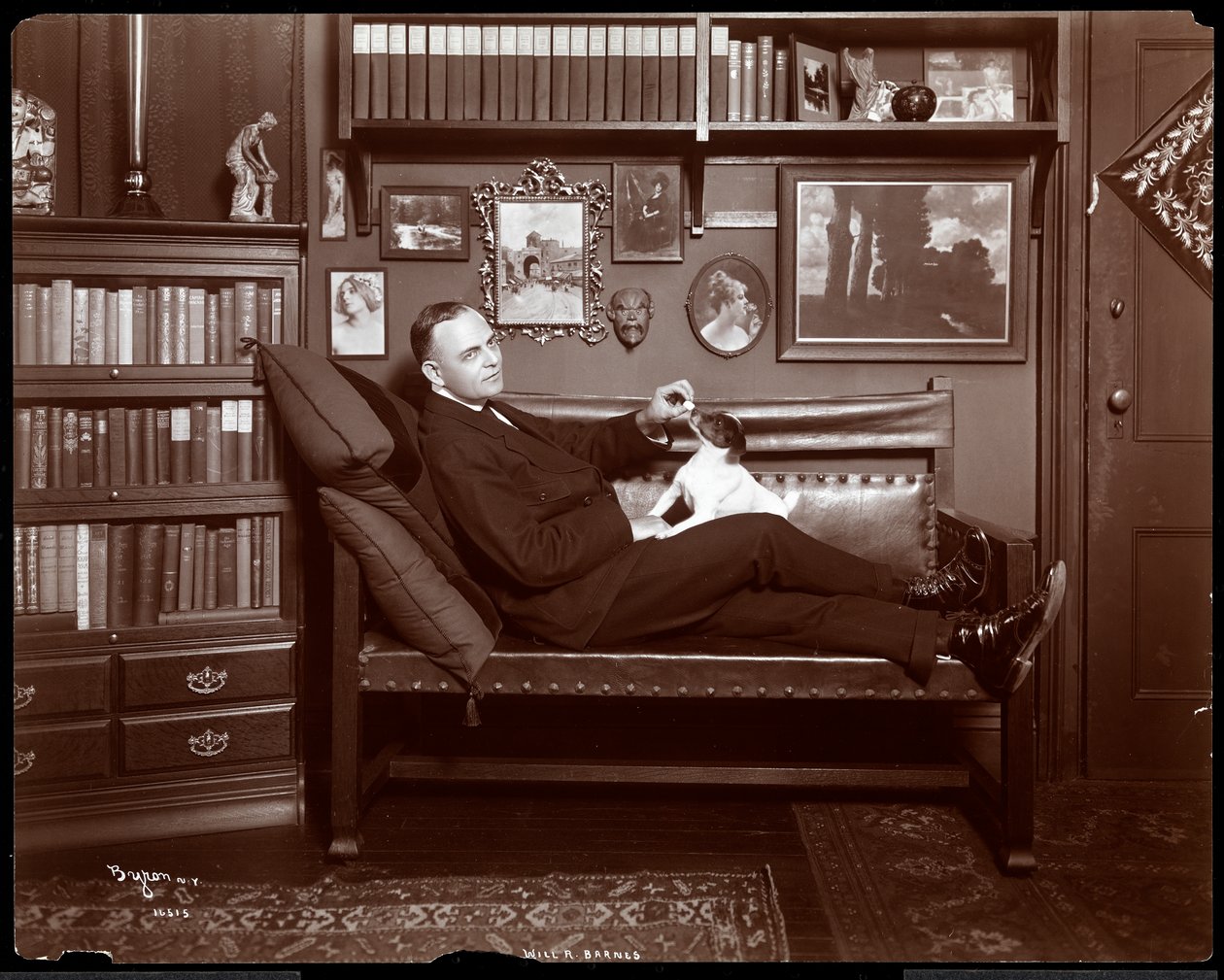 Will R. Barnes egy kanapén feküdt egy kutyával a könyvtárában, 1903 (ezüst zselatin nyomat) alkotó: Byron Company