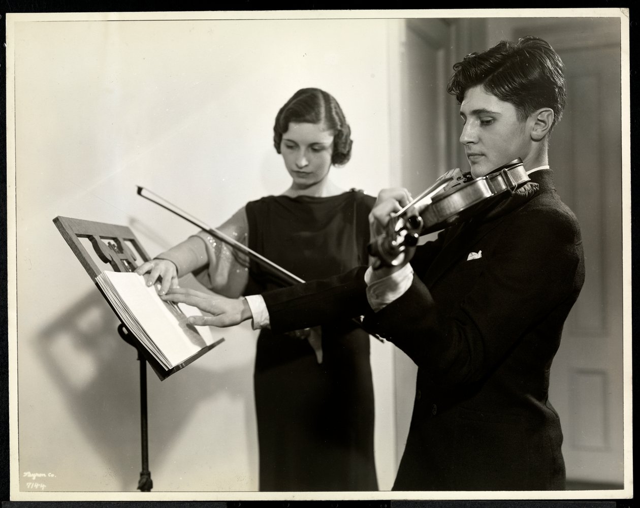 Nő, aki egy vak fiatal férfit hegedülni tanít a New York-i Vakok Szövetségében, 111 East 59th Street, New York, 1936 (ezüst zselatin nyomat) alkotó: Byron Company