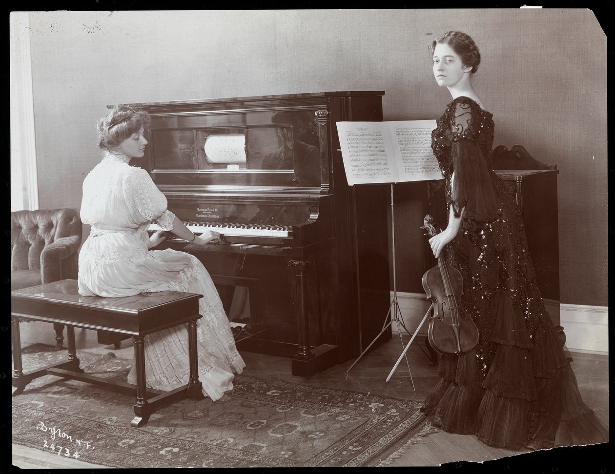 Nők zongorán és hegedűn játszanak, New York, 1907 (ezüst zselatin nyomat) alkotó: Byron Company