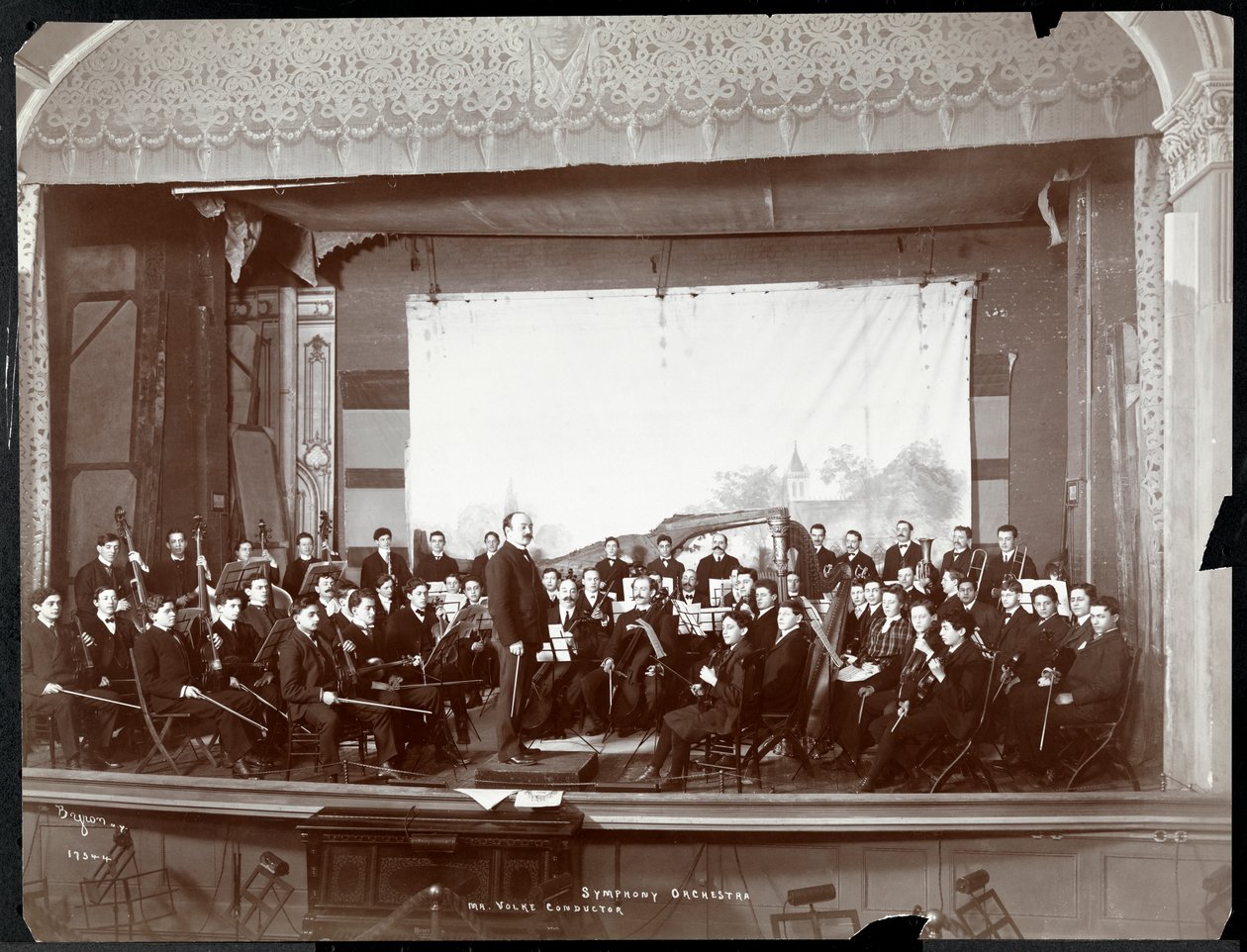 Fiatal Férfi Szimfonikus Zenekar a színpadon, New York, 1901 körül (ezüst zselatin nyomat) alkotó: Byron Company