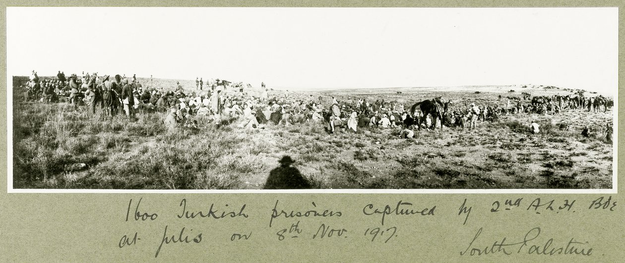 1600 török fogoly, akiket a 2. A.L.H. brigád ejtett foglyul, 1917. november 8. alkotó: Capt. Arthur Rhodes