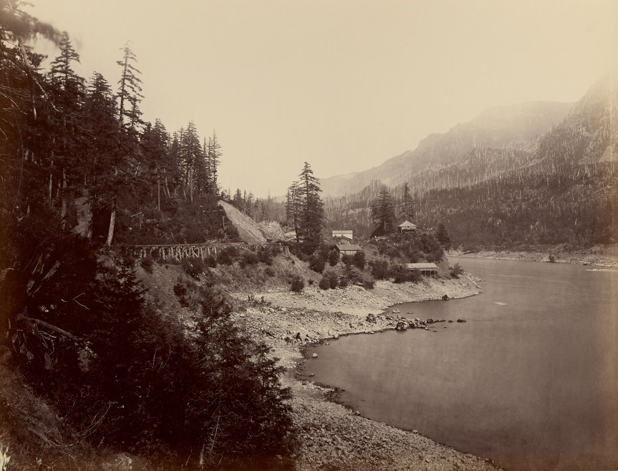 [A Middle Block House, Columbia River] alkotó: Carleton Watkins