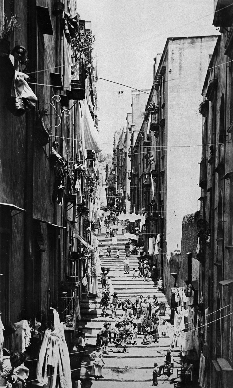 A Vicolo del Pallonetto, 1900-as évek eleje (bw fotó) alkotó: Carlo Brogi