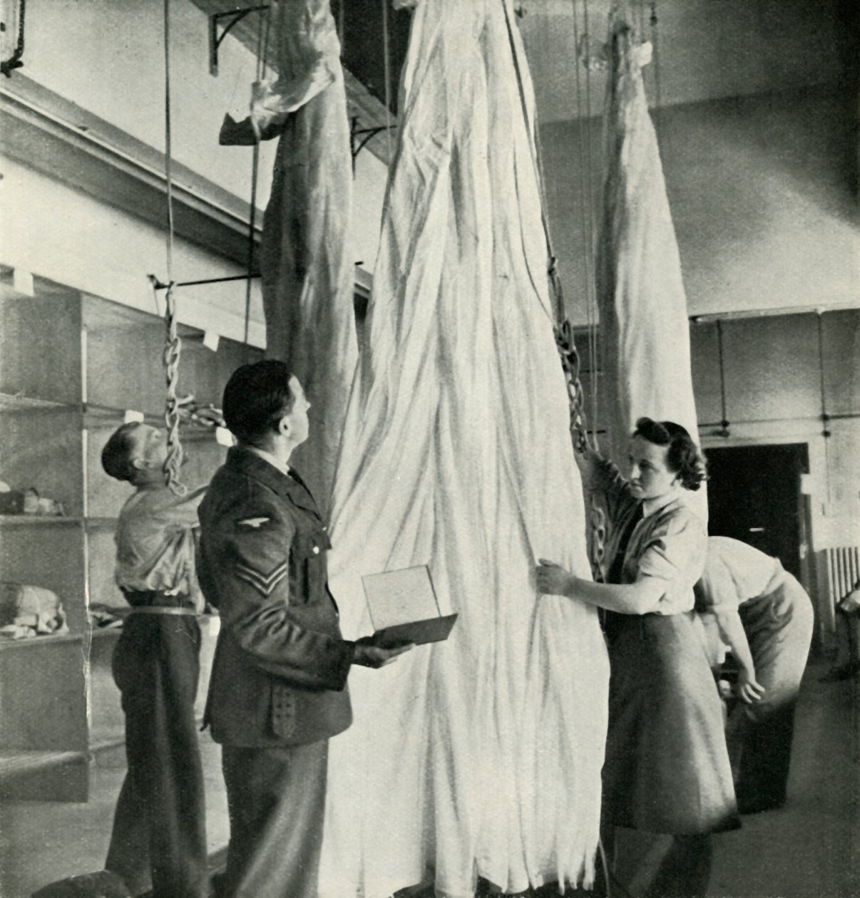 Ejtőernyős csomagolók, 1943. alkotó: Cecil Beaton