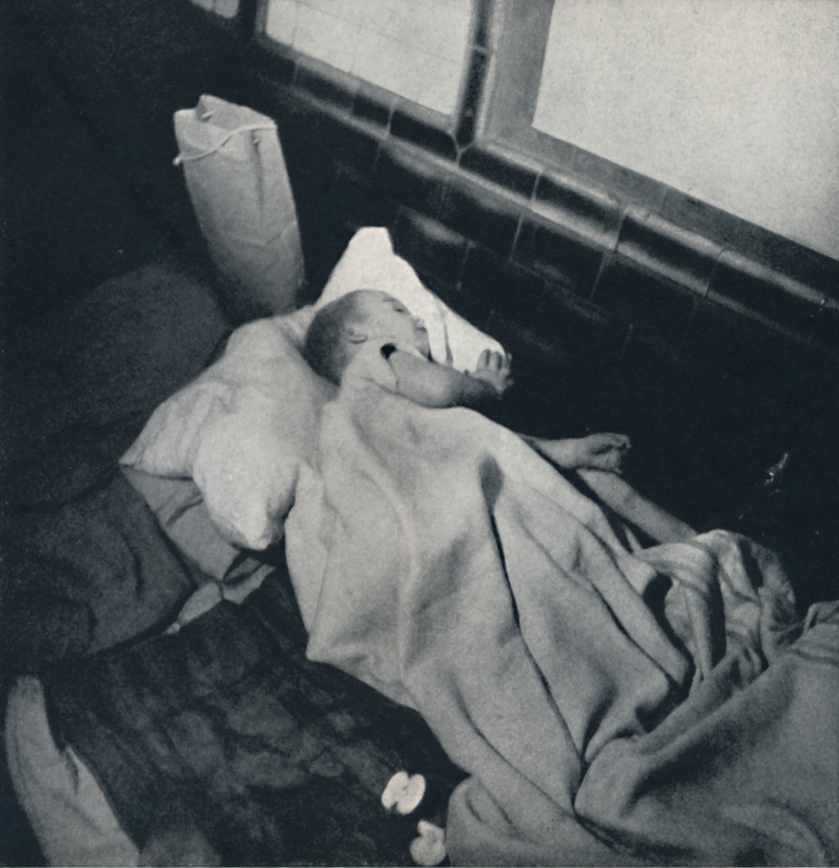 Alvó baba, 1941 alkotó: Cecil Beaton