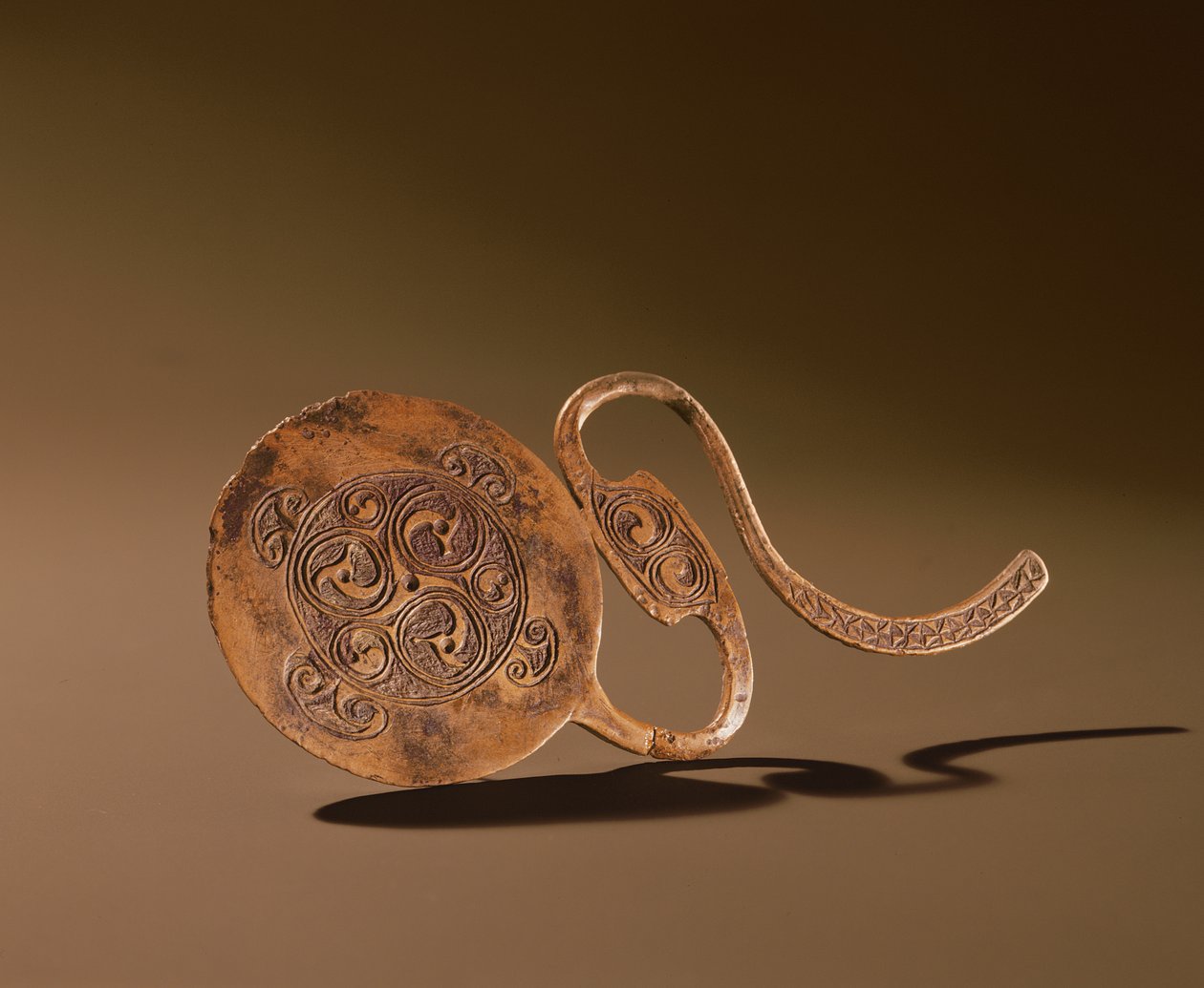 Ruharögzítő, Írországból (bronz) alkotó: Celtic