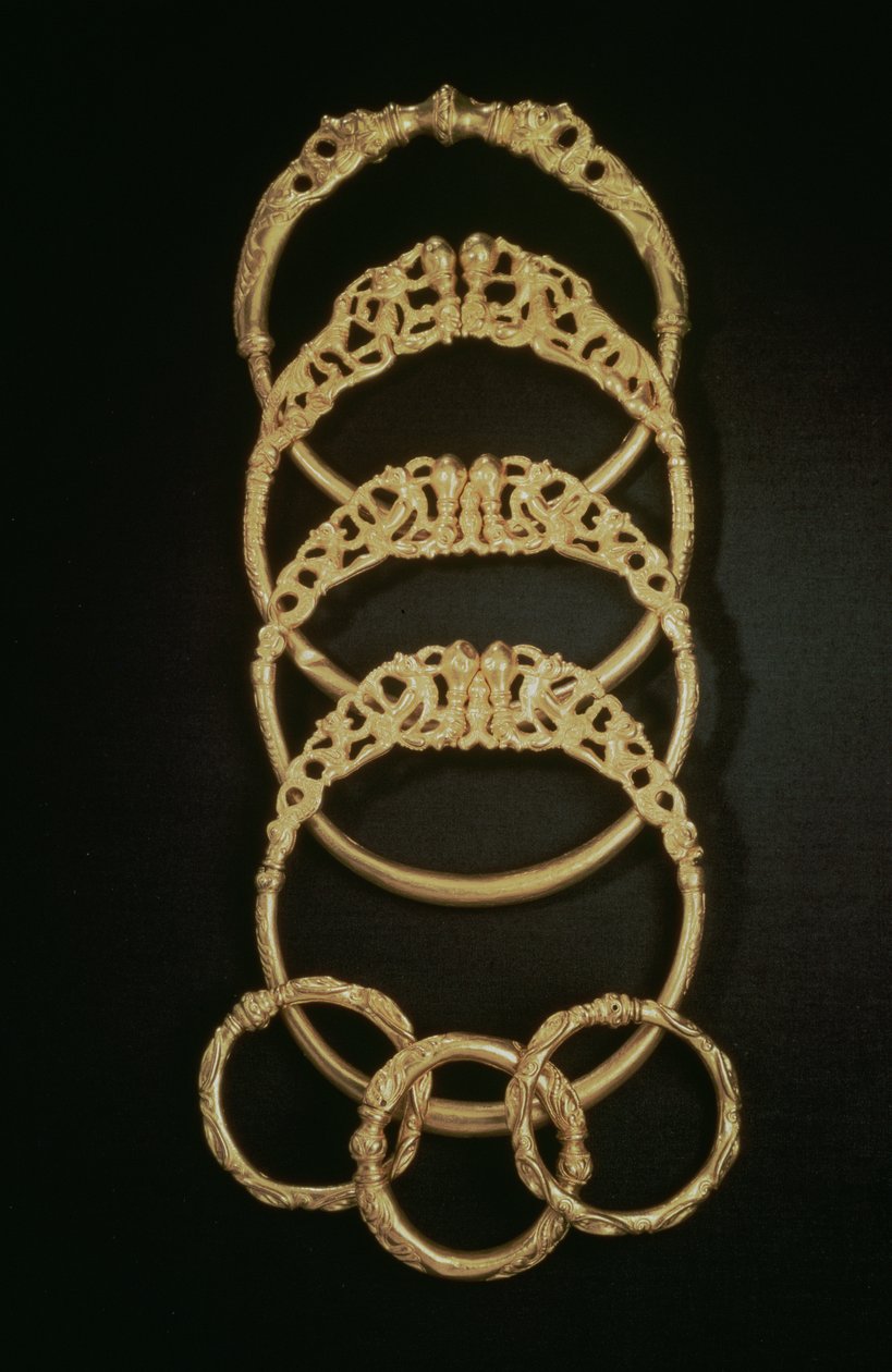 Arany karkötők az ertsfieldi kincsből, Kr. u. 4. század (arany) alkotó: Celtic