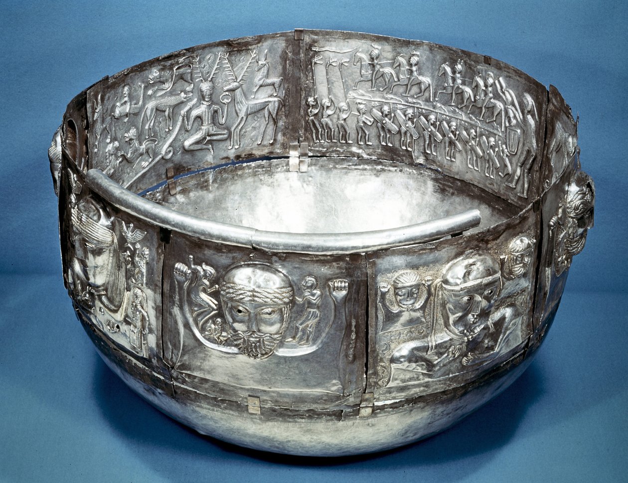Gundestrup üst (tál), kelta rituális edény a Kr.e. 1. századból. Belül jobbra Cernunnos, az állatok királya. Ezüst részben aranyozott. Dán Nemzeti Múzeum, Koppenhága. alkotó: Celtic