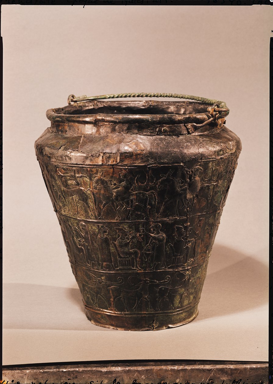 Situla három repouse díszítőszalaggal (bronz) alkotó: Celtic