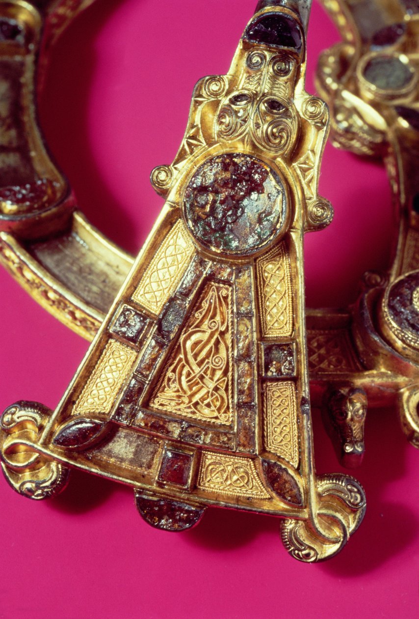 Tara bross (öntött ezüst arany fóliával, gyöngyökkel, arannyal, borostyánnal és üveggel) (részlet) alkotó: Celtic