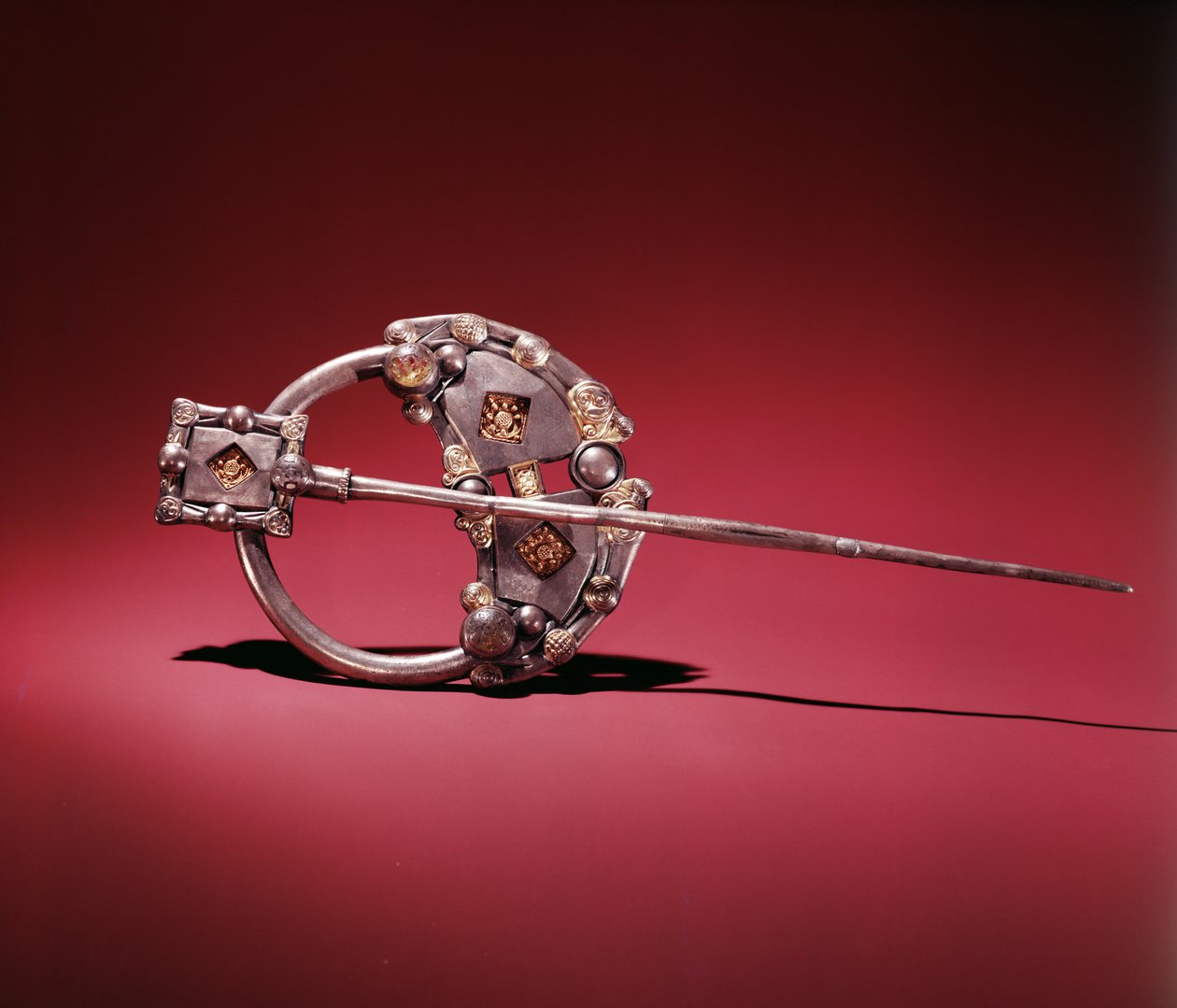 A Killamery bross, Killamery, Kilkenny megye, viking kor (ezüst arannyal, üveggel és borostyánnal) alkotó: Celtic