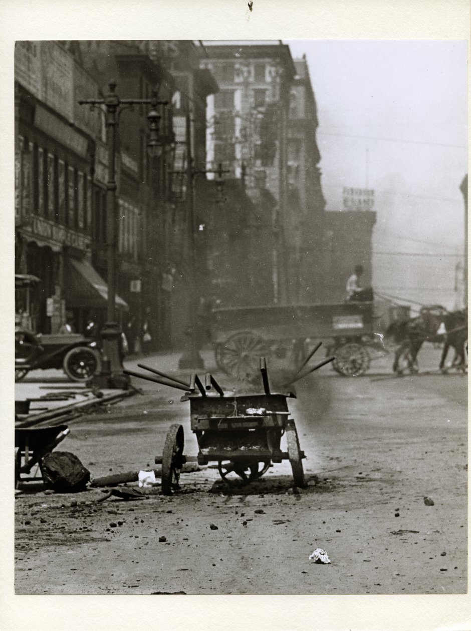 Utcai javítóberendezés a Chestnut Street és a 12. utca, ma Tucker Boulevard délnyugati sarkához közeli utcában alkotó: Charles Clement Holt