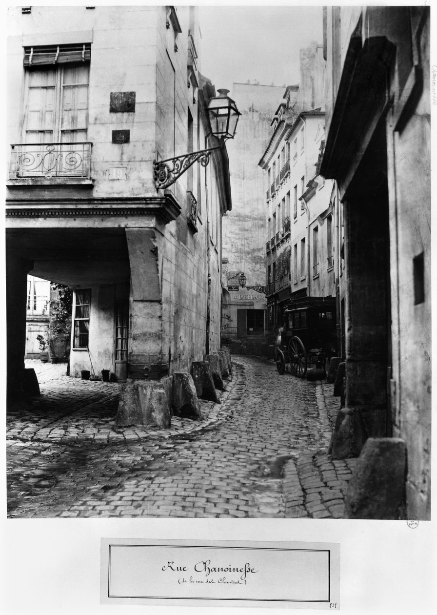 Rue Chanoinesse, a rue des Chantres-ről, Párizs, 1858-78 alkotó: Charles Marville