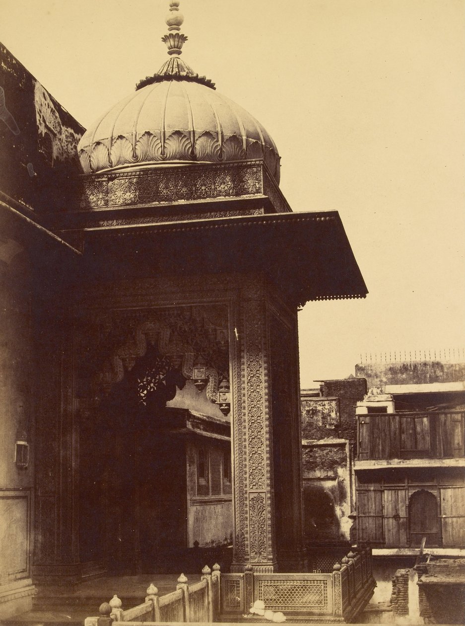Ismeretlen épület erkéllyel, Delhi alkotó: Charles Moravia