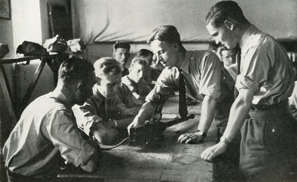 A RAF személyzete a fegyverekről tanul, 1941. alkotó: Charles Brown