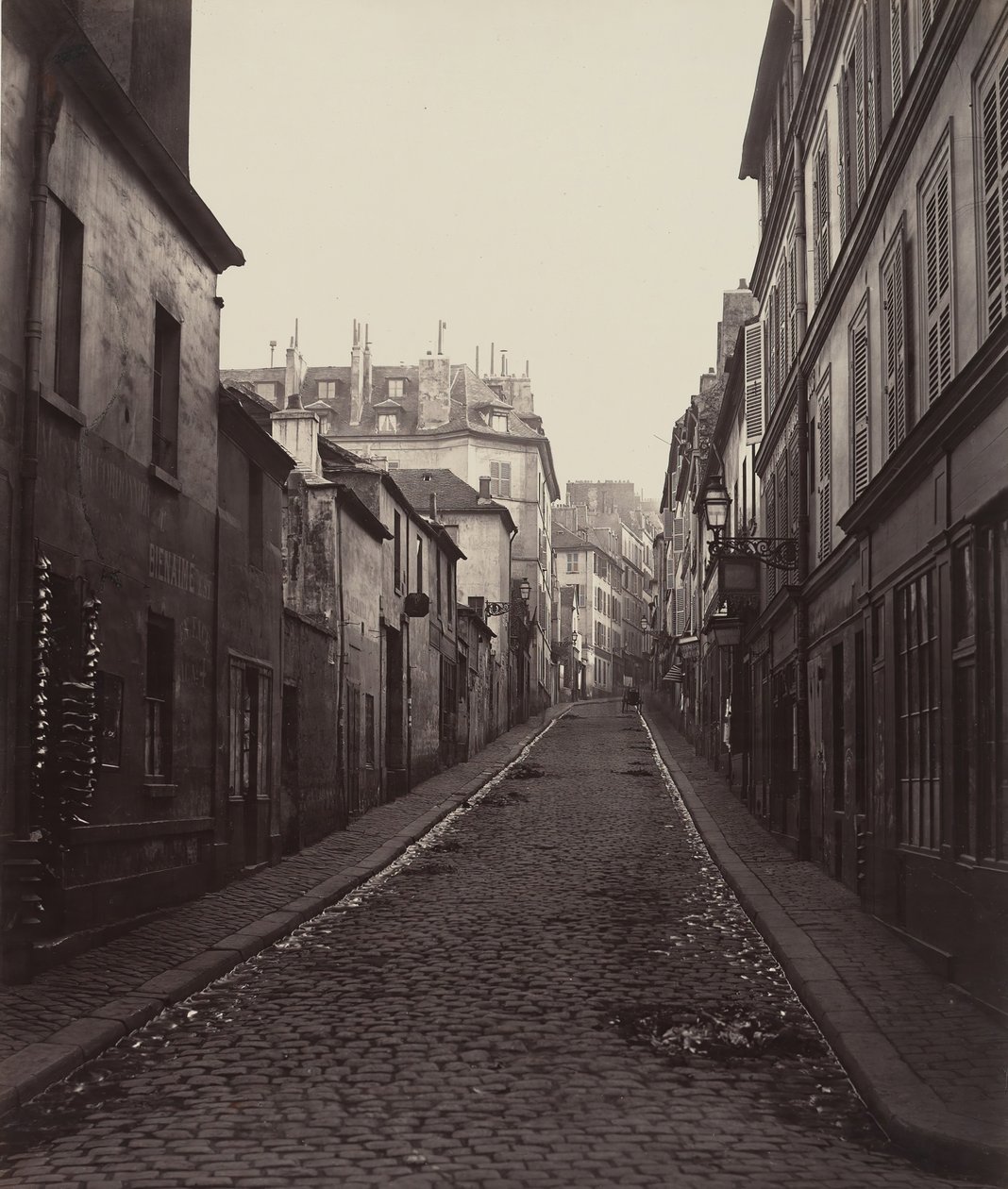 Rue Neuve-Coquenard a Rue Lamartine-ról, 1870-es évek. alkotó: Charles Marville