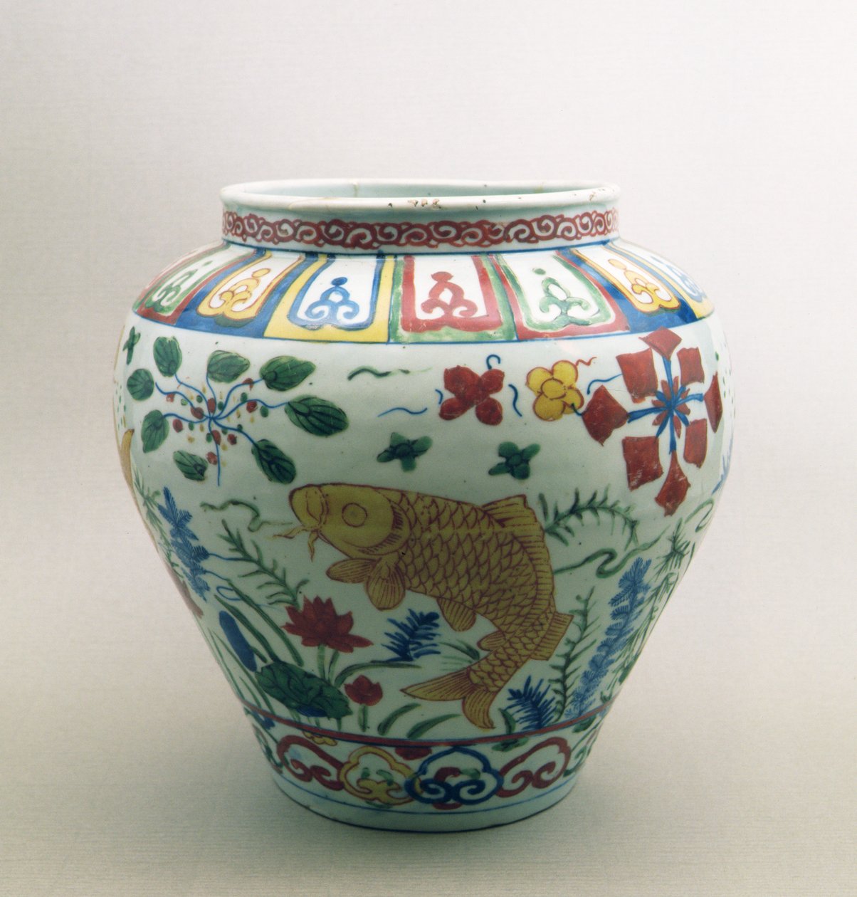 Golyós tégely hallal és virágokkal díszítve, Chia Ching korszak (1522-66) alkotó: Chinese School