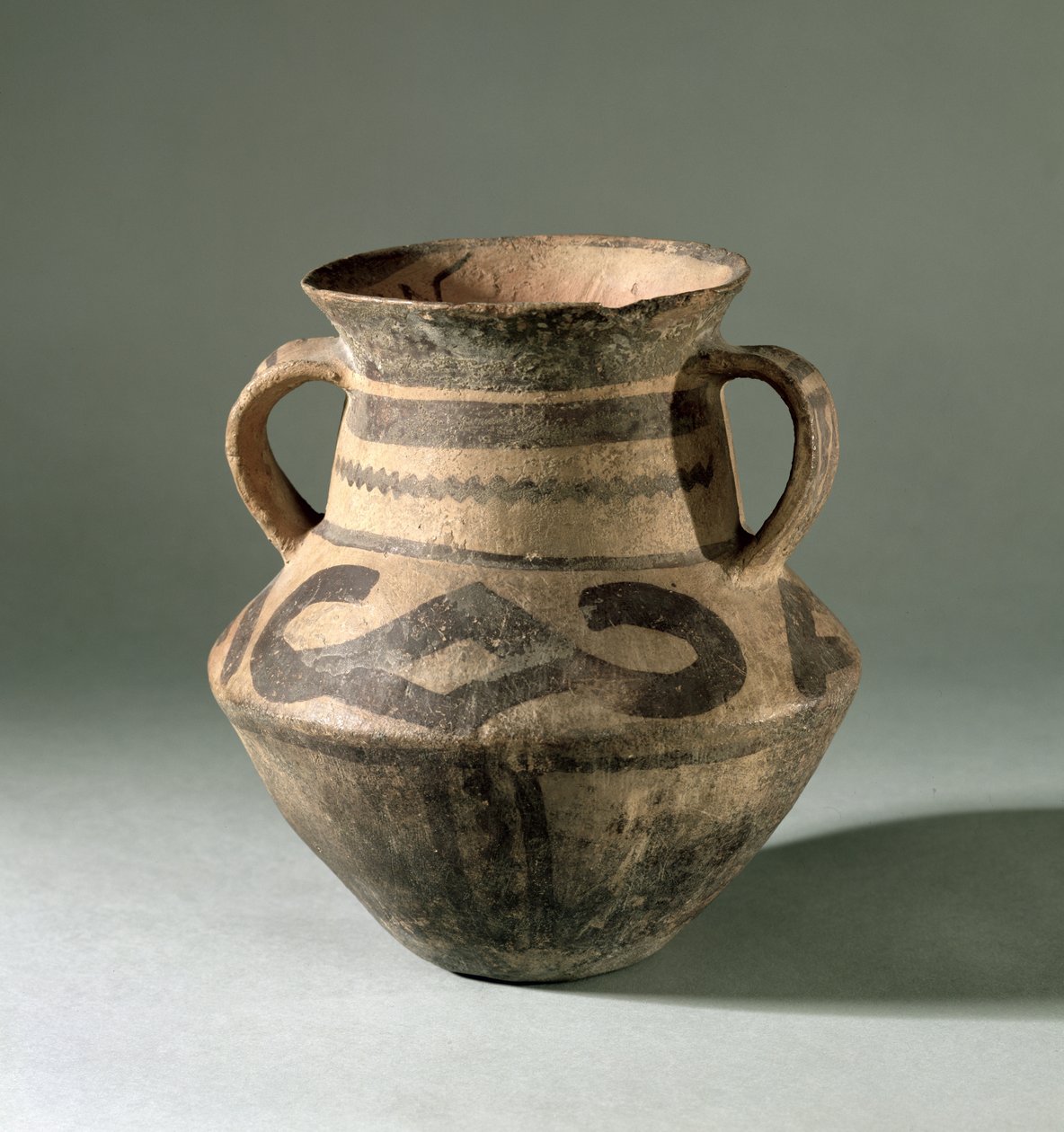 Jar, Gansu tartományból, ie 1300-700 körül (agyag) alkotó: Chinese School