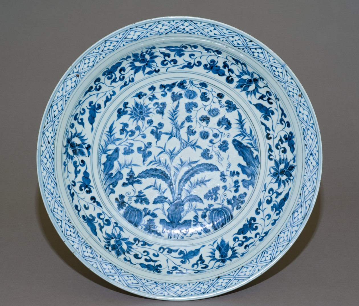Nagy tál, 14. század vége (porcelán) alkotó: Chinese School