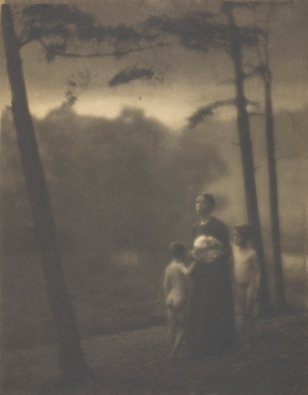 Este – Anya és fiúk, 1905. alkotó: Clarence H White