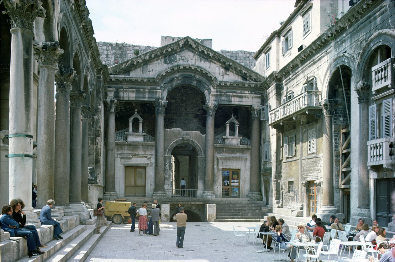 Perisztília a Diocletianus-palotában, i.sz. 300 körül alkotó: Croatian School
