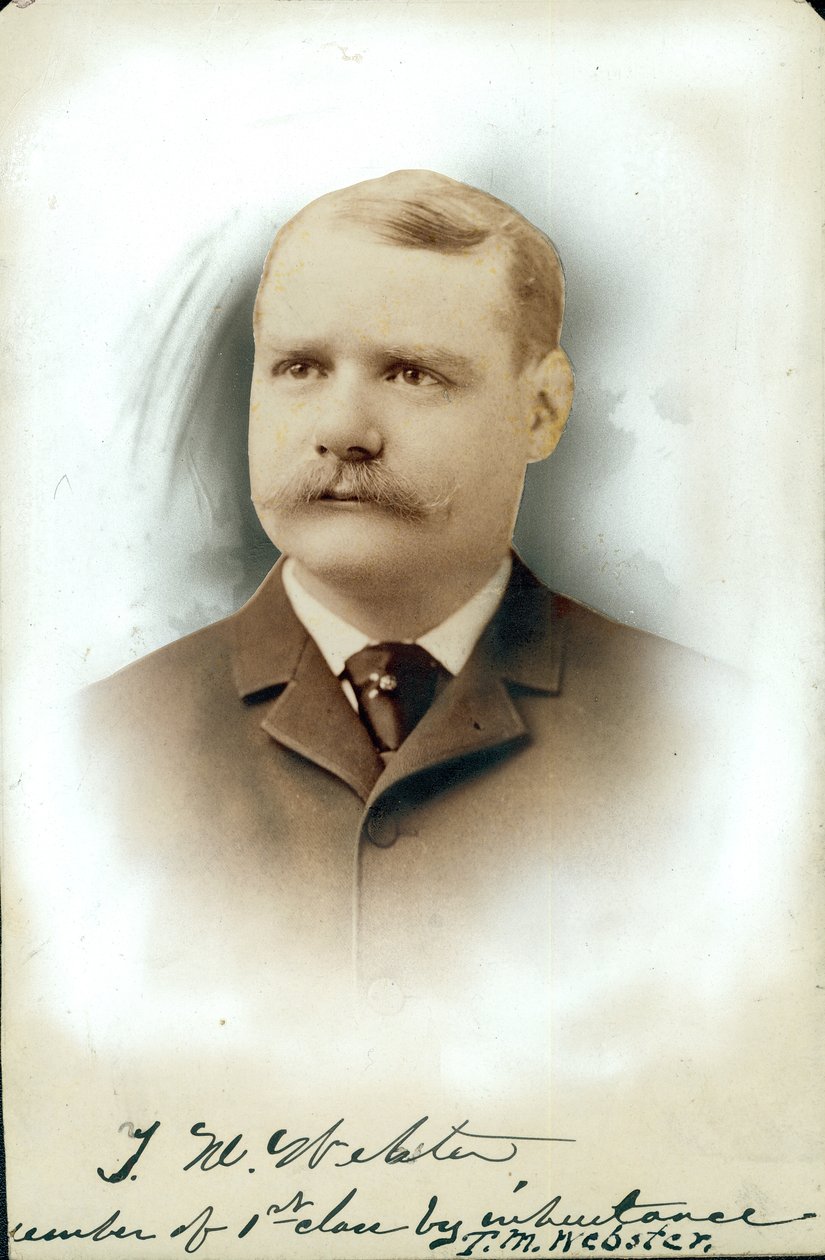 Thomas W. Webster mellszobra, öltönyben és nyakkendőben alkotó: Dana