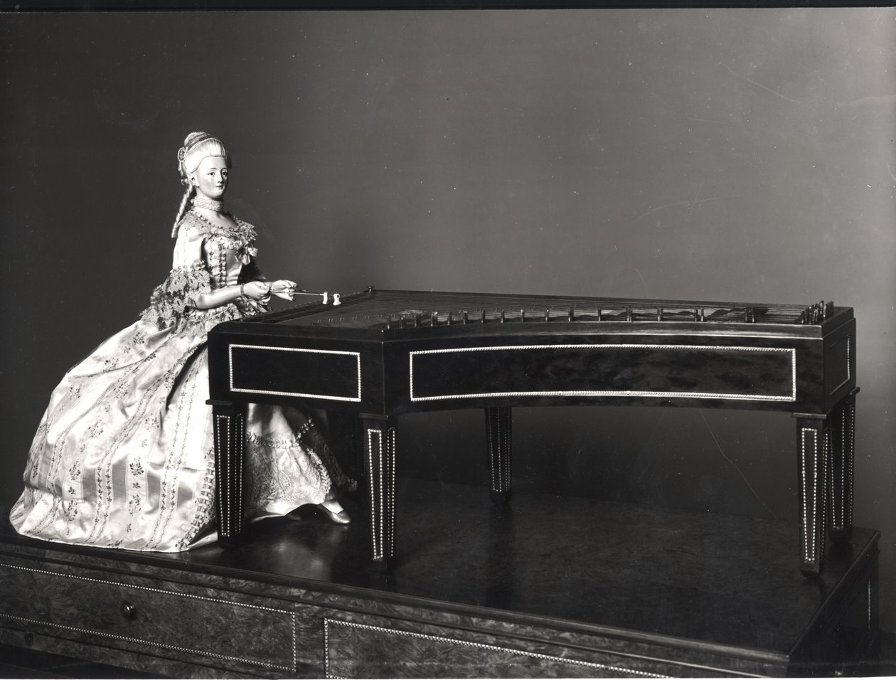 Dulcimer Player (részlet) (fa és fém) (lásd még 157813) alkotó: David Roentgen