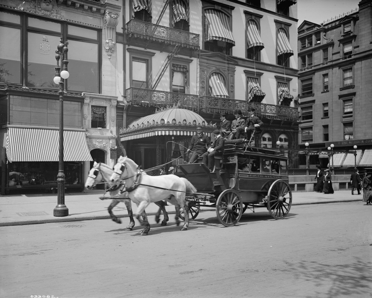 A 5th Ave stage, New York, New York, 1900-10 alkotó: Detroit Publishing Co.