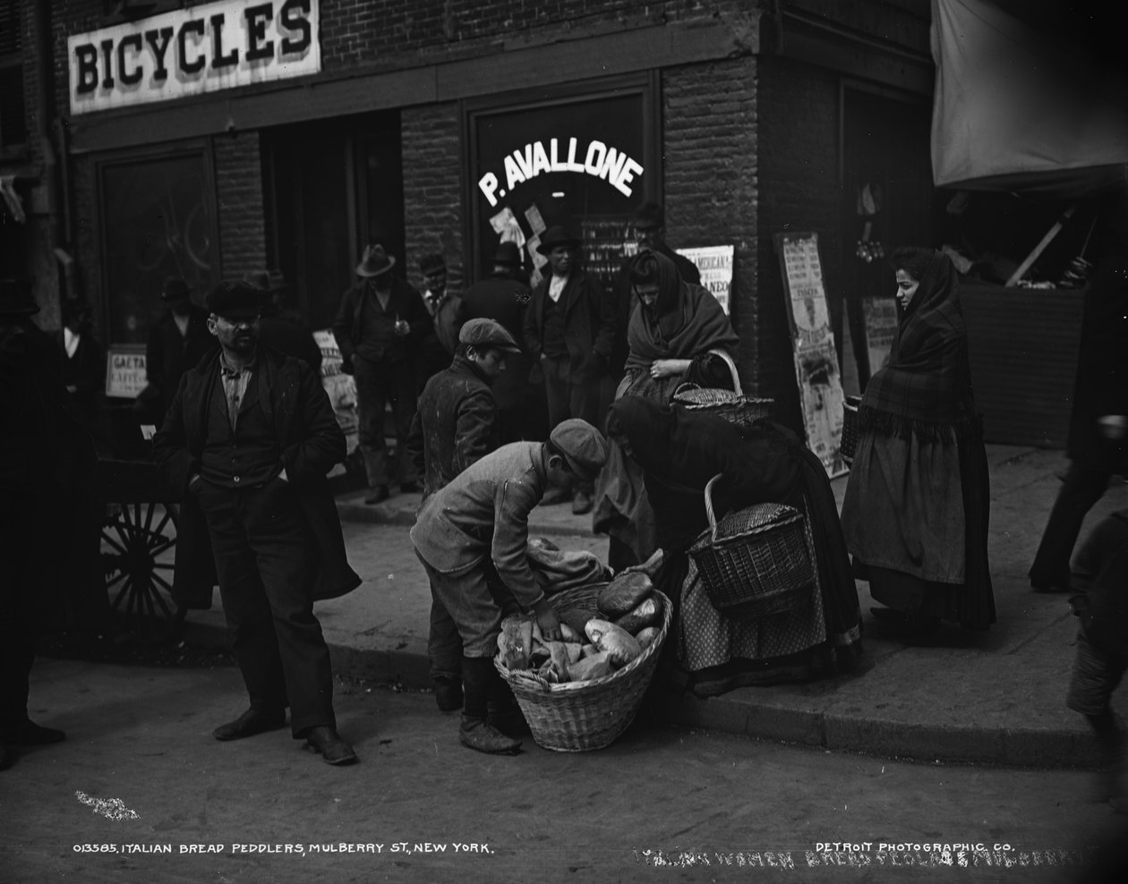 Italian bread peddlers, Mulberry St., New York, c.1900  alkotó: Detroit Publishing Co.