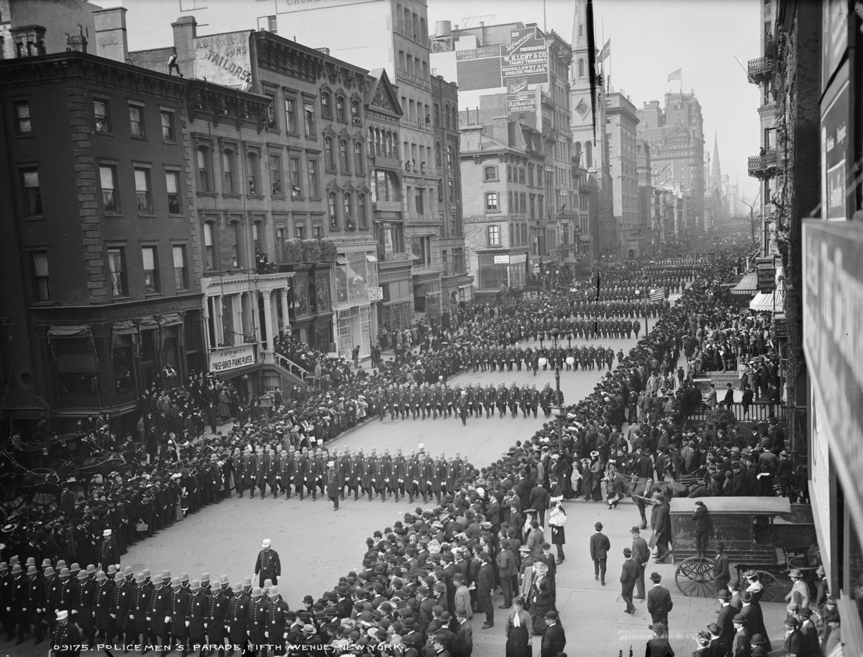 Rendőrök felvonulása, Fifth Avenue, New York, 1900-2005 körül alkotó: Detroit Publishing Co.