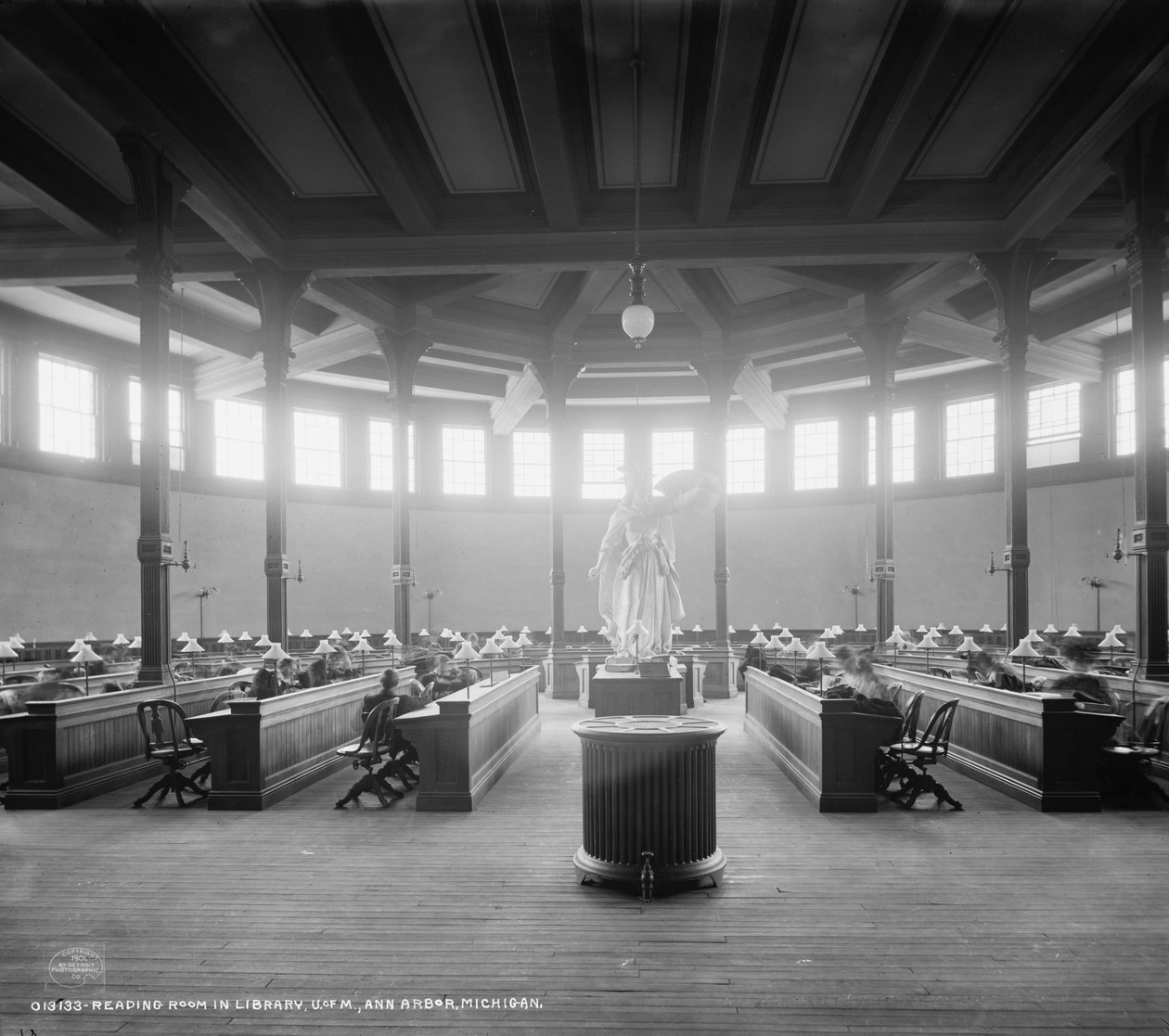 Olvasóterem a könyvtárban, University of Michigan, Ann Arbor, Michigan, 1901 körül alkotó: Detroit Publishing Co.