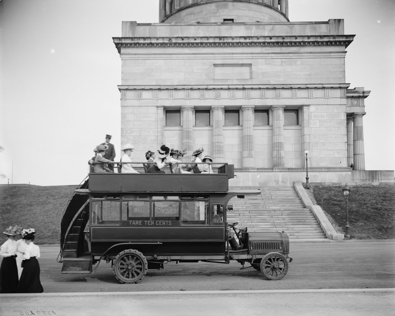 Guminyakú autó, Riverside Drive, New York, NY, 1900 alkotó: Detroit Publishing Co.