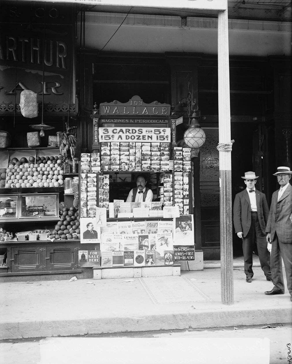 A legkisebb hír- és képeslap-stand New Orleansban, La., 103 Royal Street, 1900-1915 körül alkotó: Detroit Publishing Co.