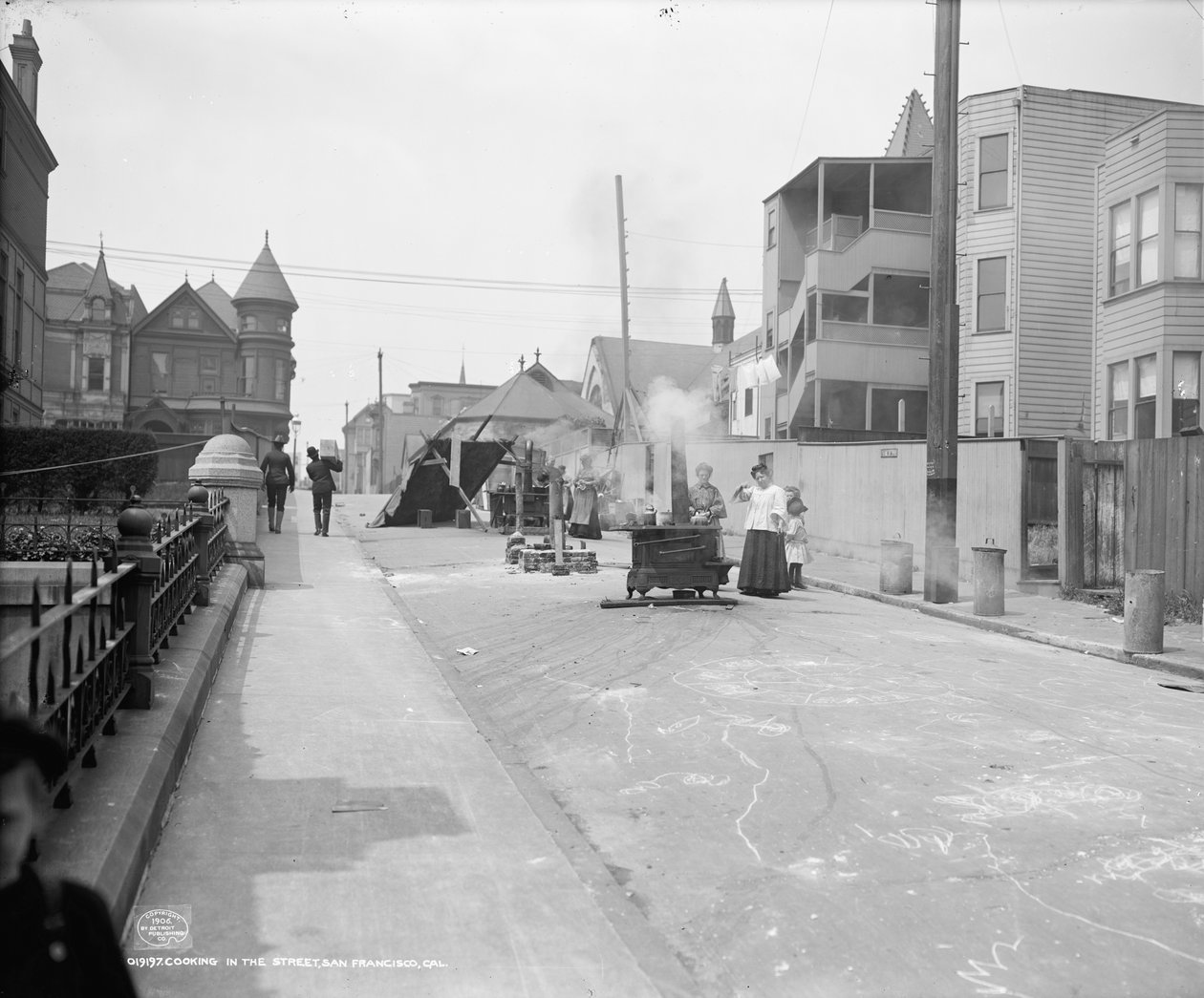 Főzés egy San Francisco-i utcában alkotó: Detroit Publishing Co.