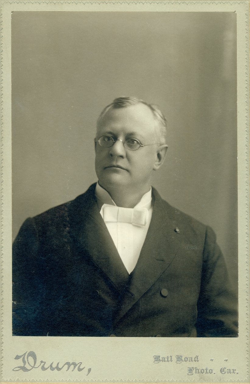 Clarence W. Backus öltönyös mellszobra alkotó: Drum