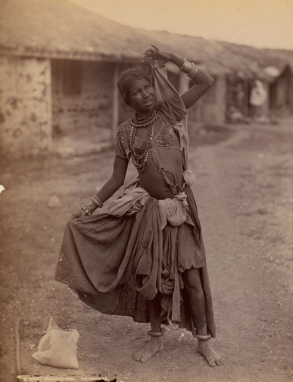 [A cigány táncoló lány, Kathiawar], kb. 1915. alkotó: E. Taurines