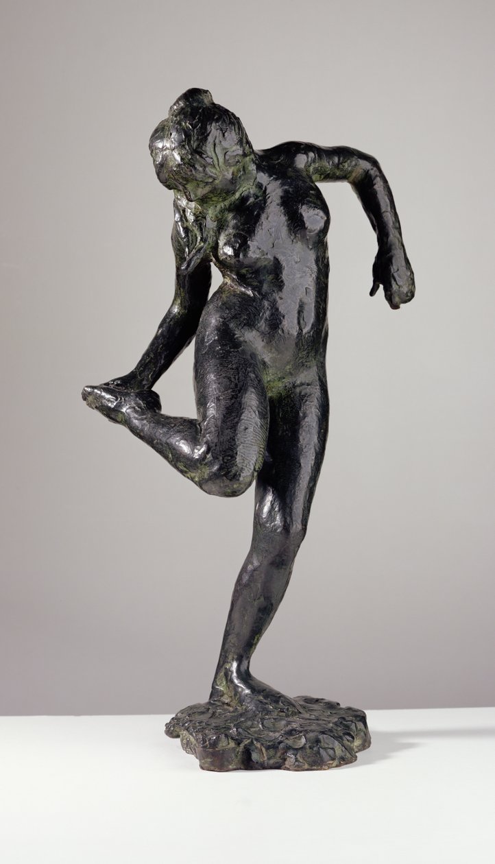 Táncosnő a jobb lába talpát nézi (bronz) alkotó: Edgar Degas