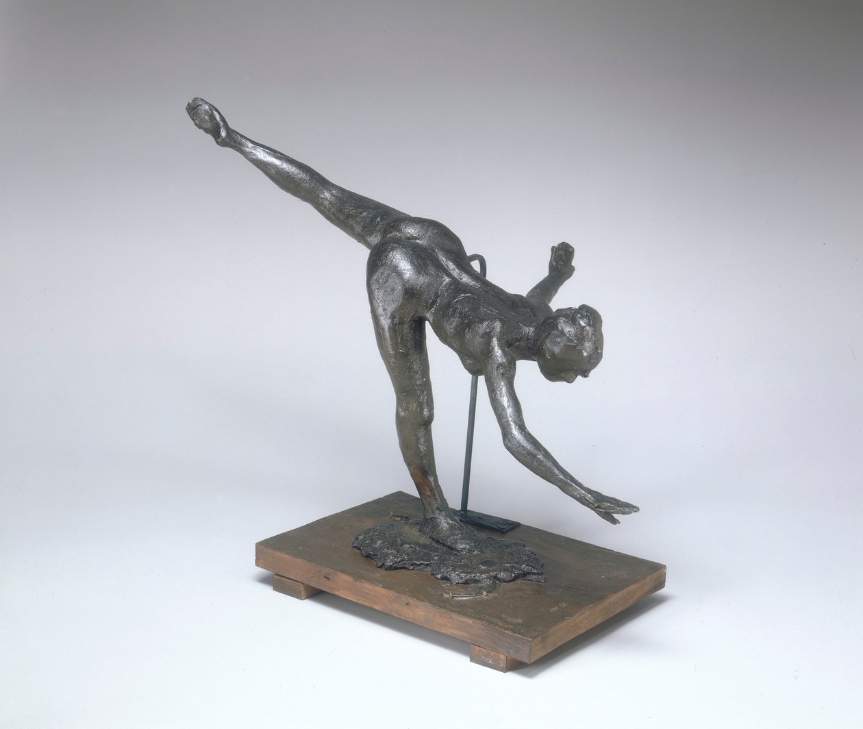 Grande Arabesque, Harmadszor (Első Arabesque Penchee) 1885-1890 körüli (zöldes-fekete plasztilin) alkotó: Edgar Degas