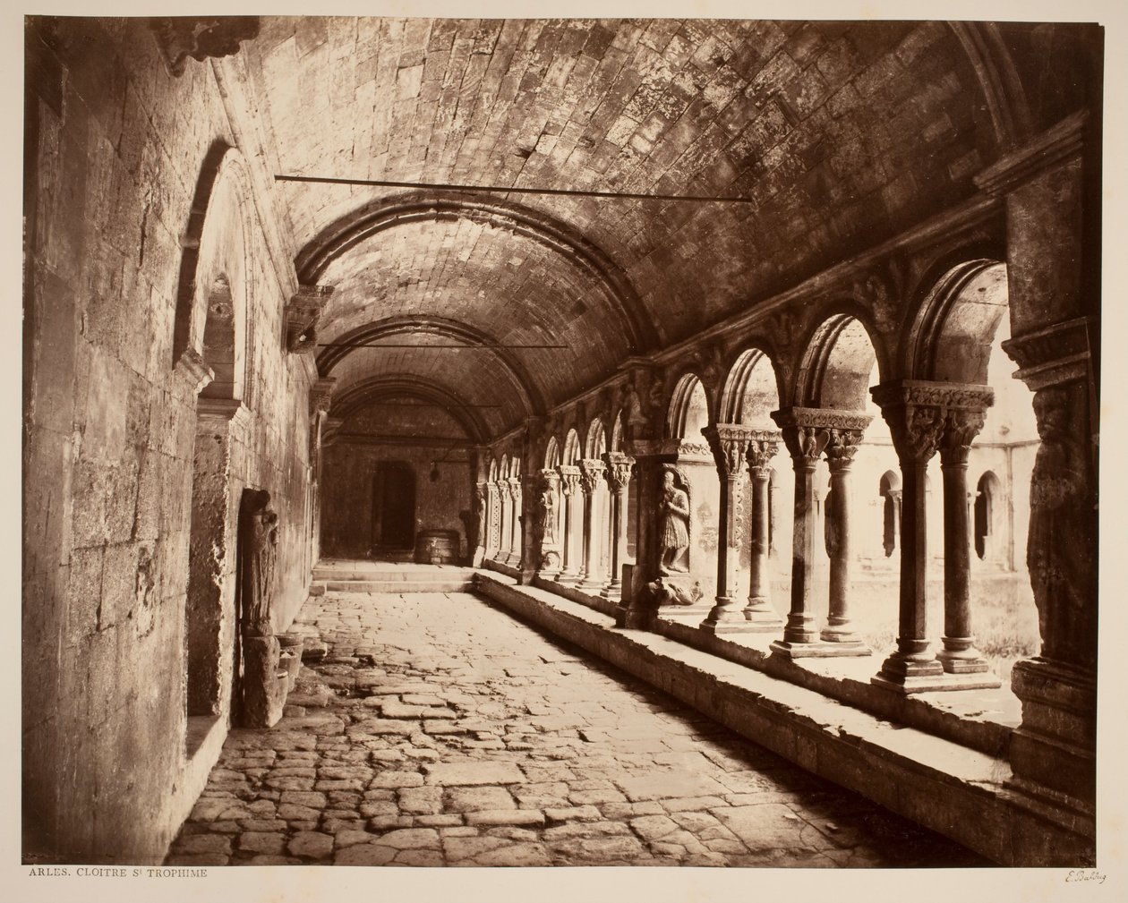 Arles. Cloitre St. Trophime (északi galéria) alkotó: Édouard Baldus